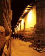 Cuzco - noční ulička s inckými zdmi