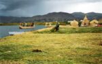 Titicaca - doplňování rákosu na rákosovém ostrově