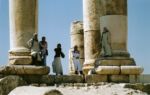 Místní turistky na návštěvě jednoho z chrámů