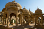 Bada-Bagh - prázdné hrobky u Jaisalmeru Bada-Bagh - prázdné hrobky u Jaisalmeru