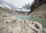 V pozadí věže Torres v parku Torres del Paine V pozadí věže Torres v parku Torres del Paine