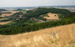 Pálava_09 - v pozadí Sirotčí hrad na Stolové hoře Pálava_09 - v pozadí Sirotčí hrad na Stolové hoře